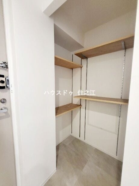 玄関横にある収納です。たっぷり収納ができますよ