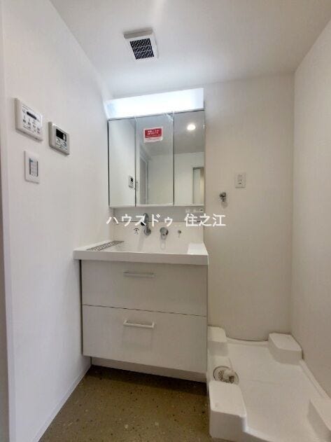 大きな三面鏡付きの洗面台です。たっぷりの収納を設けたシャワー付です
