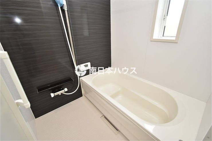【浴室同型写真】浴室暖房乾燥機付きの浴室です!シンプルな内装でお手入れもらくらくです♪
