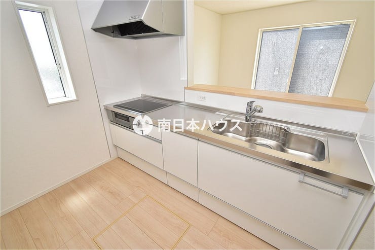 【キッチン同型写真】IHクッキングヒーター、浄水機能付き水栓、床下収納付きです♪