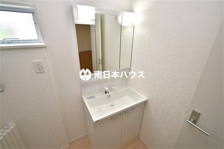 【洗面台同型写真】3面鏡の洗面台です!鏡の裏も収納があるので水回りもスッキリ片付きます♪