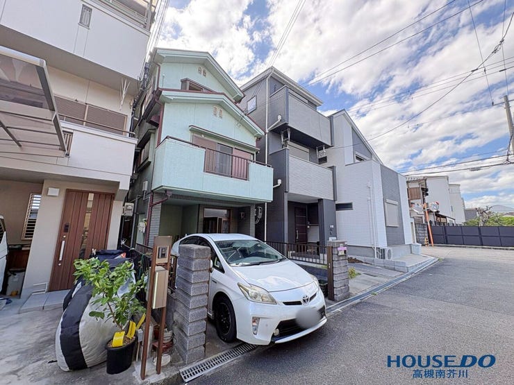 周辺は静かで落ち着いた住宅街が広がっています。前面道路もスッキリとしており、お子さまの通学や毎日のお散歩も安心感をもって過ごせる快適な住環境です♪