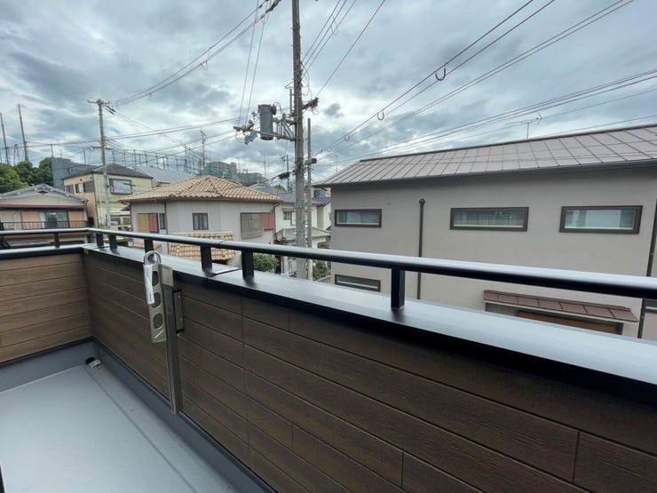道路側へ視線が抜けるバルコニー♪周辺の街並みや実際の開放感も写真でご確認いただけます
