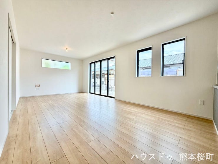 ■安らぎと笑顔の中心地■陽光が優しく降り注ぎ、会話が自然と弾む。ここでは、毎日が特別な時間へと変わります。