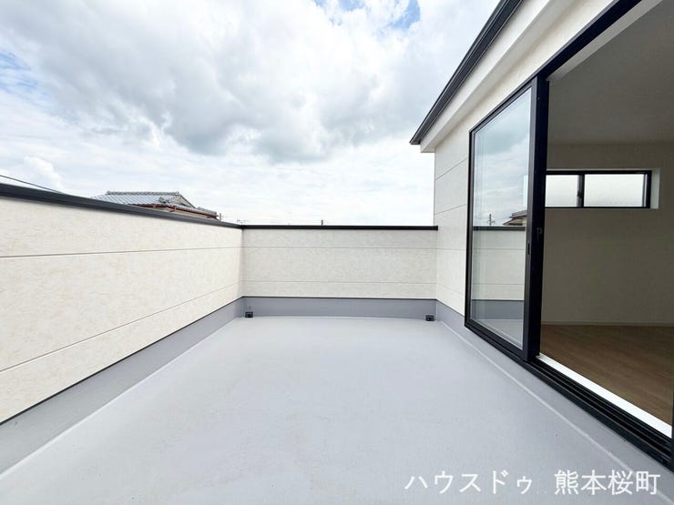 ■空の下の開放的な特等席■日光浴や読書、外の空気を感じながらリフレッシュ。暮らしを豊かにする、もう一つの心地よい空間です。