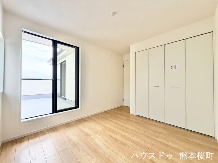 ■2階5.2帖洋室■寝室、書斎、趣味の部屋。家族の成長やライフスタイルに合わせ、様々な使い方ができる快適な空間です。