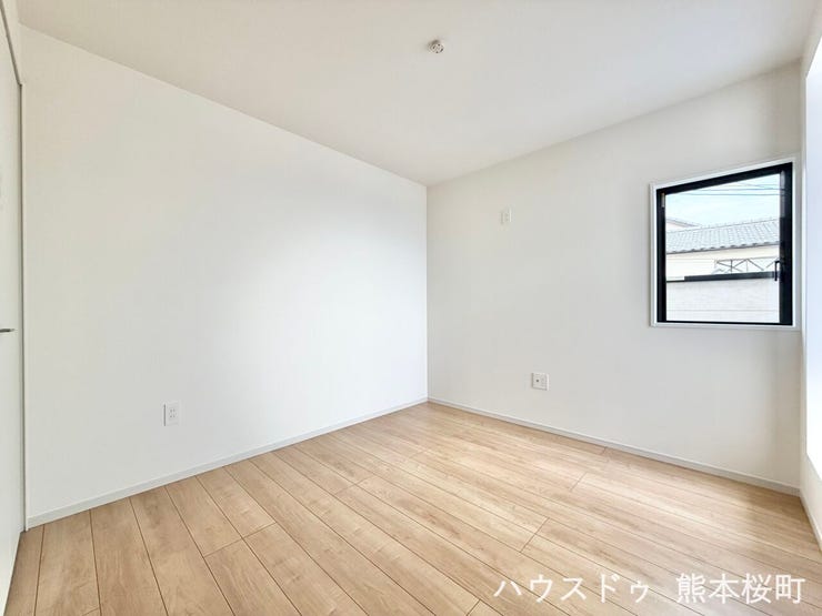 ■2階5.2帖洋室■寝室、書斎、趣味の部屋。家族の成長やライフスタイルに合わせ、様々な使い方ができる快適な空間です。