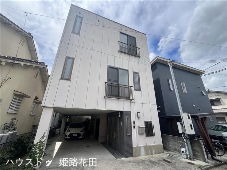 【外観】
鉄骨3階建て♪