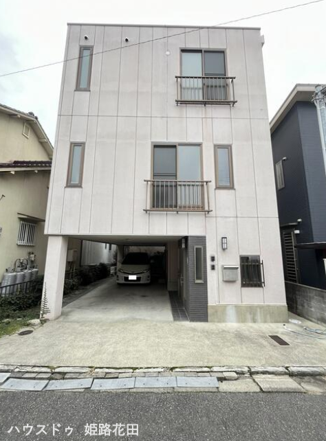 【外観】
鉄骨3階建て♪
