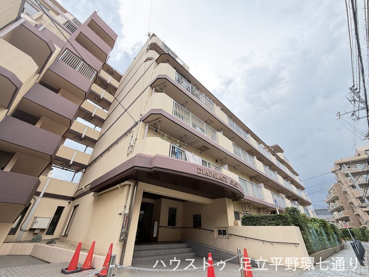 【外観】
落ち着いた色合いの外観が印象的なマンション。総戸数109戸の規模感があり、6階部分のお部屋です。