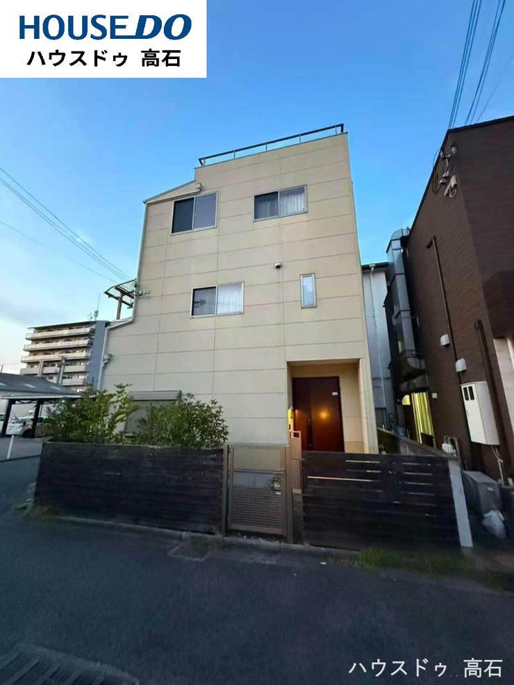 【外観】
明るいベージュ系の外壁が映える、スタイリッシュな3階建て住宅です。