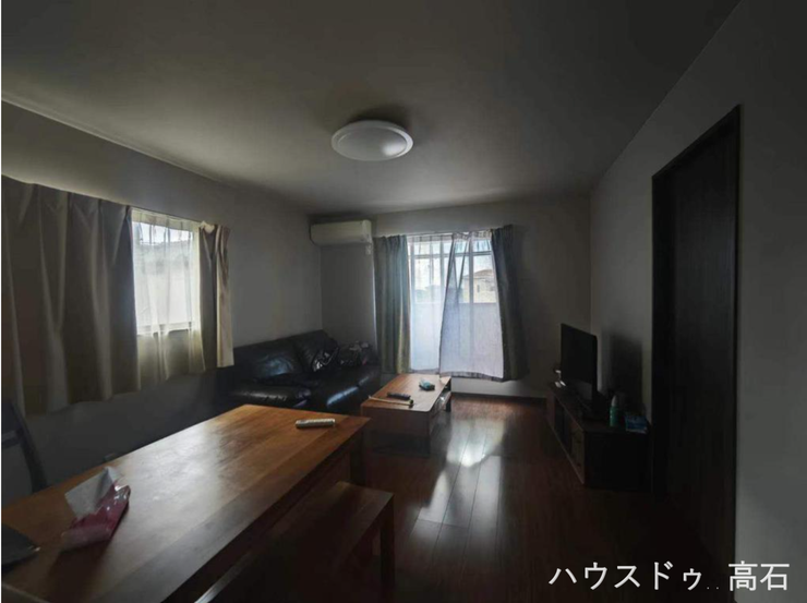 落ち着いた木目調の内装と、奥行きのある広々としたリビングダイニング空間。