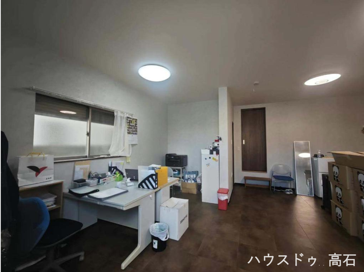 1階洋室
事務所として使用中
1階スペースは事務所、サロンや作業場、趣味のコレクターズルームなど、多様なニーズに応えます。