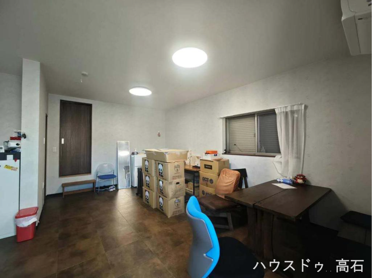 1階洋室
事務所として使用中
1階にも独立トイレと収納を完備しているため、来客時や仕事中もスムーズです。