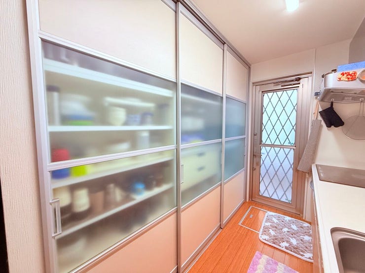 ◇キッチン後ろには生活感を見せない工夫された収納棚があります♪
