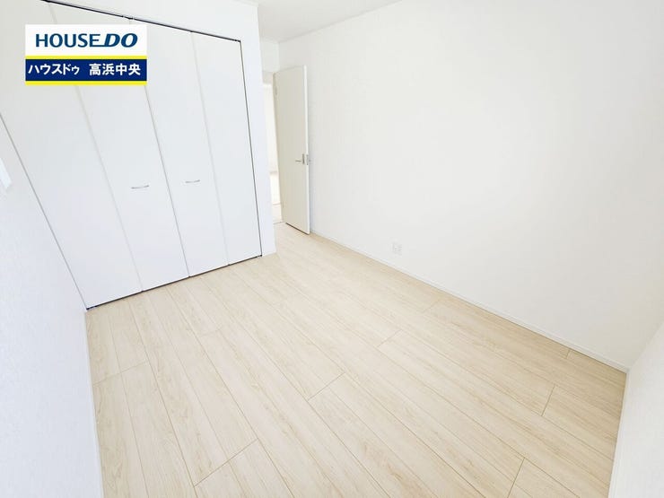 白と木目調を基調にした洋室は落ち着きますね。お部屋のコーディネートも楽しめます。広々とした居住空間は日々の暮らしを彩り、心のやすらぎと満足感を与えてくれます。