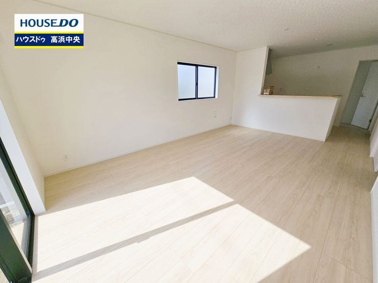 室内には豊かな陽光が注ぎ込み、爽やかな住空間を演出!
ホームパーティーでもゲストと一緒に料理を楽しみながら楽しい時間を過ごせそう☆