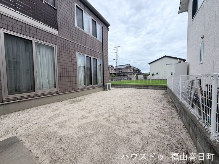 駐車スペースの奥には広々としたお庭があります!
家族でBBQやプールに楽しみがたくさんです!!