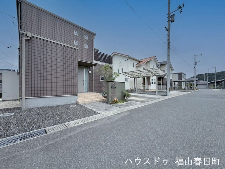 駐車場前の道路も広く駐車が楽なのも魅力です!