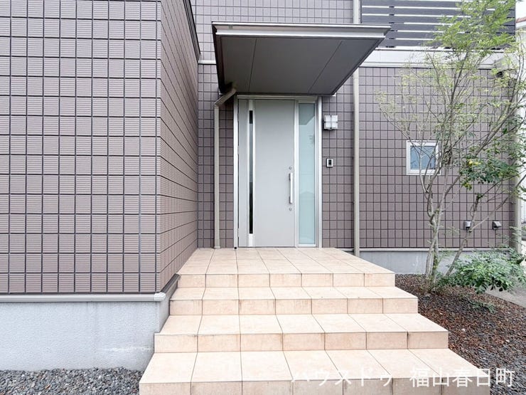 屋根のあるゆったりとしたポーチで、雨の日の出入りもしやすい設計です。