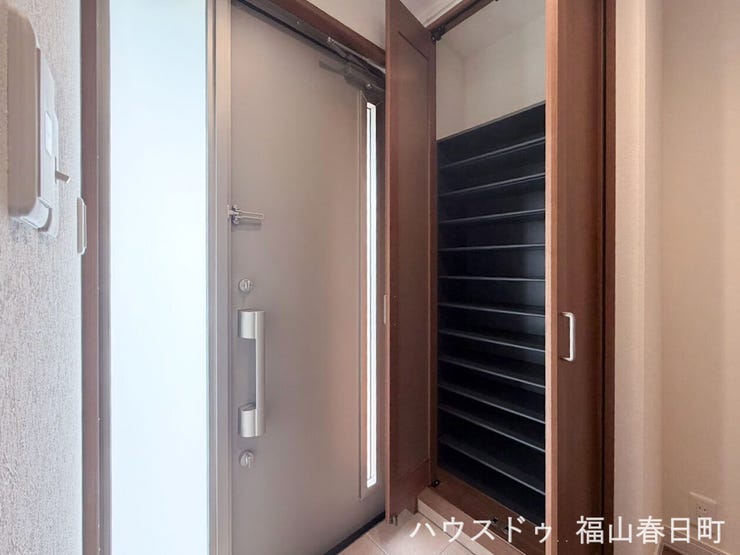 シューズクローク付き、家族全員分の靴もスッキリ収納。玄関周りをいつも整えられる、使い勝手のいい収納設計です。