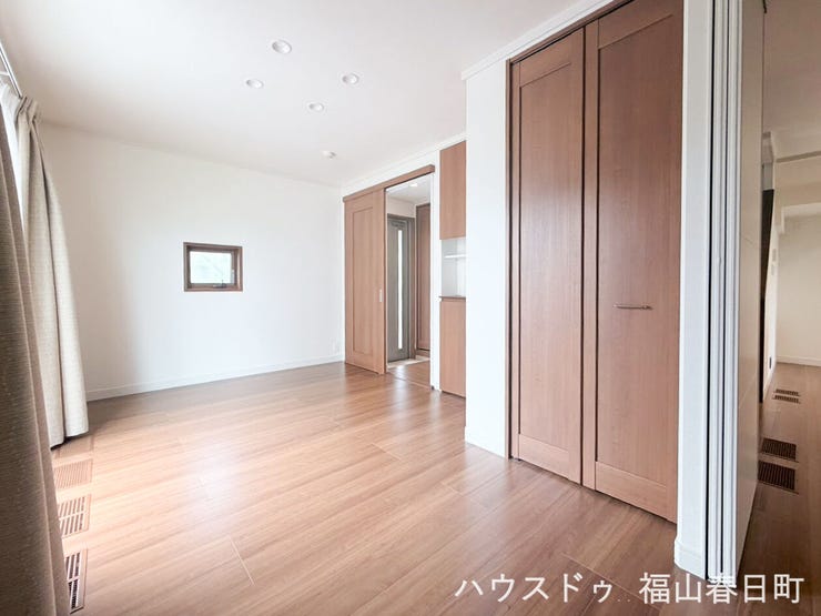 リビングにつながる明るく広い空間の洋室です!