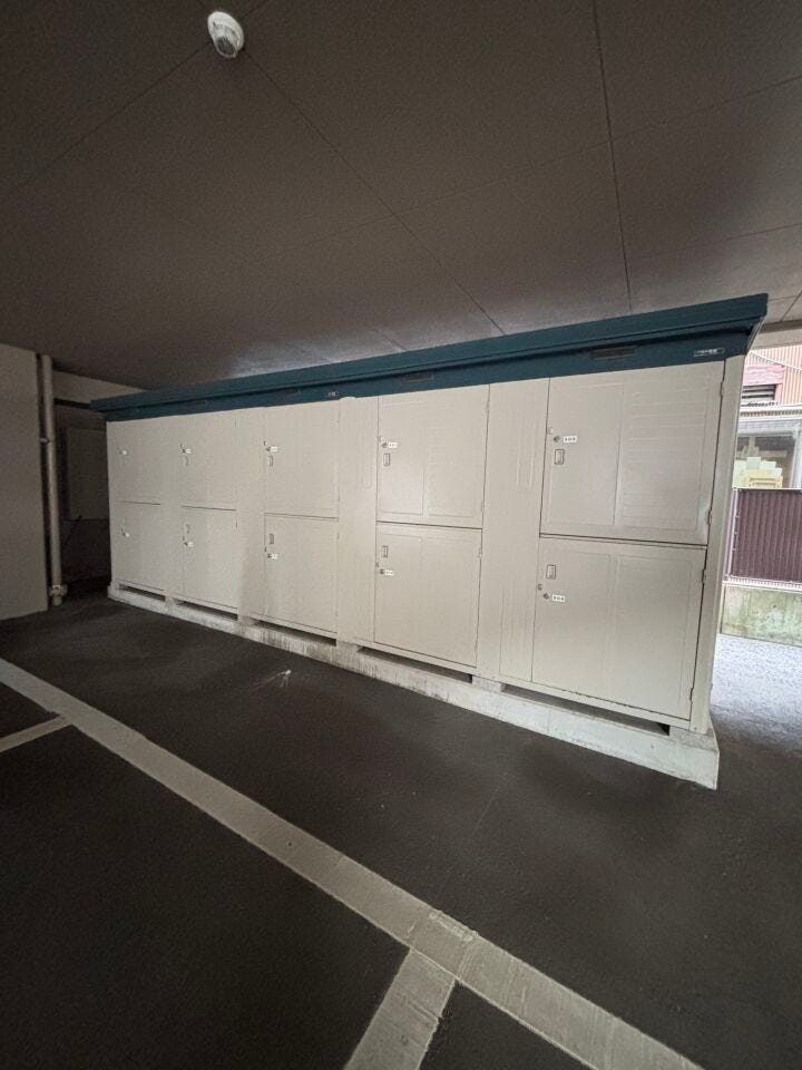 各住戸に専用のトランクルームがございます。季節ものの収納や、タイヤ置き場として使用可能です!