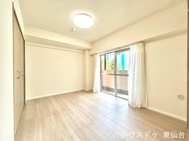 リビング横の洋室は6帖の広さ。
