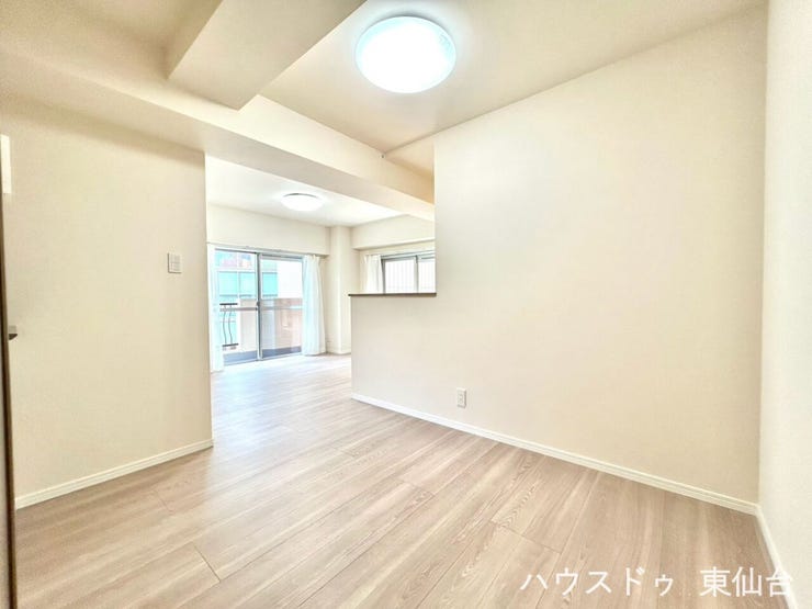 キッチン前にも広い空間がございます。ダイニングテーブルもしっかり収まりそうですね。