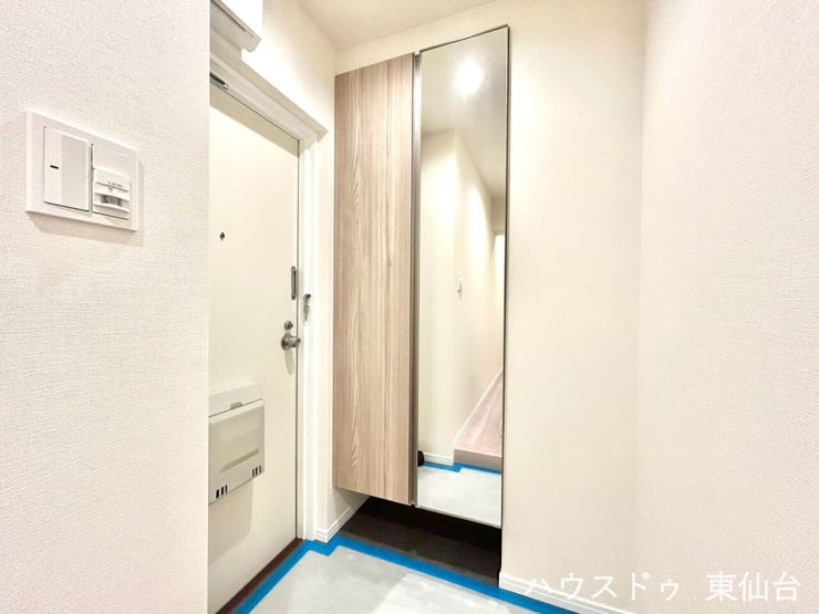 シューズボックスは姿見鏡付き、玄関まわりもすっきり快適です。