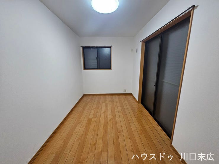 シンプルな内装で統一された、使い勝手の良い洋室です。書斎や趣味の部屋など、ライフスタイルの変化に合わせてフレキシブルに活用できる自由度を備えています。