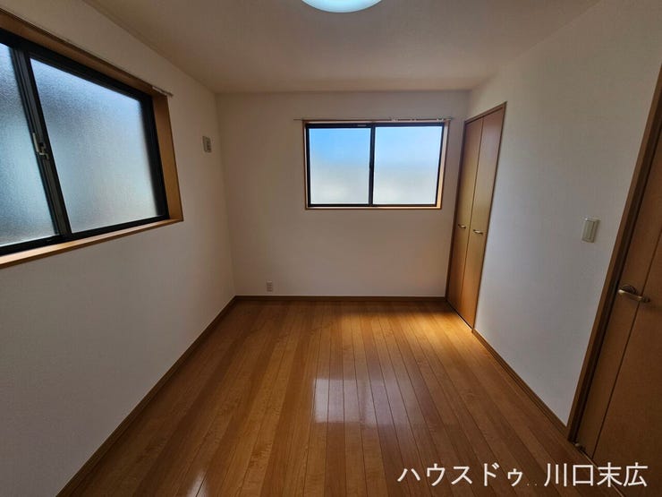 衣類などの整理に役立つクローゼットを備えた居室です。居住スペースをすっきりと保つことができ、日々の暮らしにゆとりをもたらす機能的な設計です。
