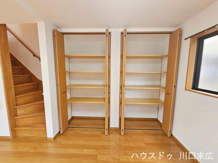 高さの調節が可能な可動棚を備えた収納スペースです。日用品のストックから掃除用具まで、用途に合わせて無駄なく収納できる優れた実用性を誇ります。
