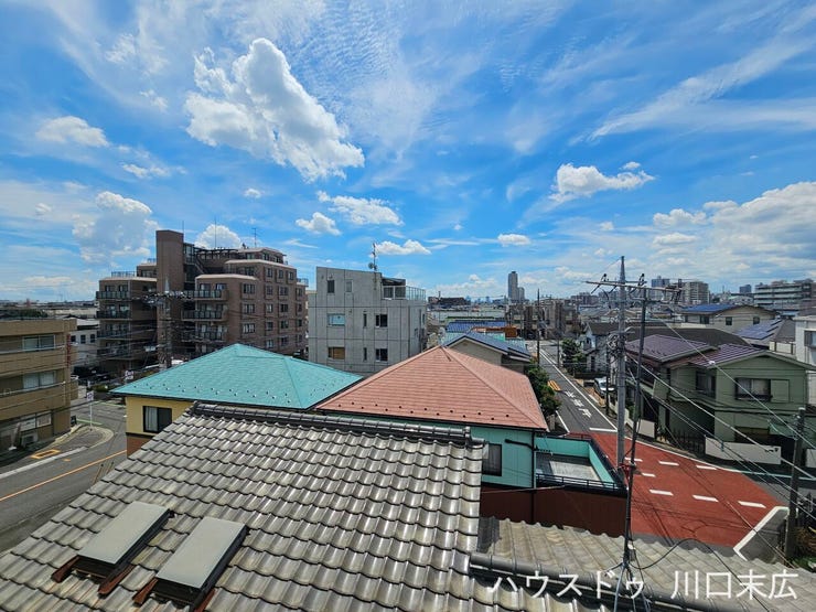 周囲の穏やかな街並みを見渡すことができる眺望です。都市の喧騒から程よく離れた落ち着きのある住環境が広がり、日々の暮らしに安らぎをもたらします。