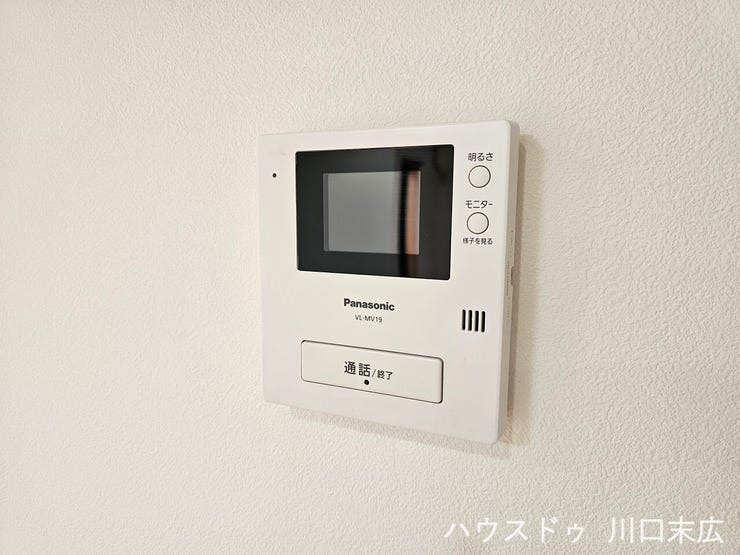 訪問者の顔を鮮明な映像で確認できるTVモニター付きインターホンです。予期せぬ来客時にも相手を確認してから応対でき、日々の安心と安全を守ります。