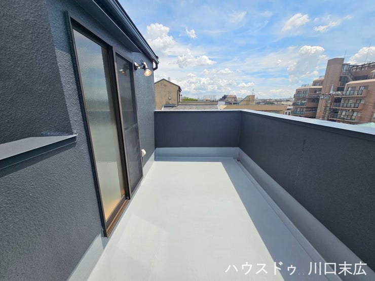 屋外の空気を感じながらリフレッシュできる、独立したルーフバルコニーです。屋外用照明が備わっており、夜間の利用にも対応する機能美が光る特別な空間です。