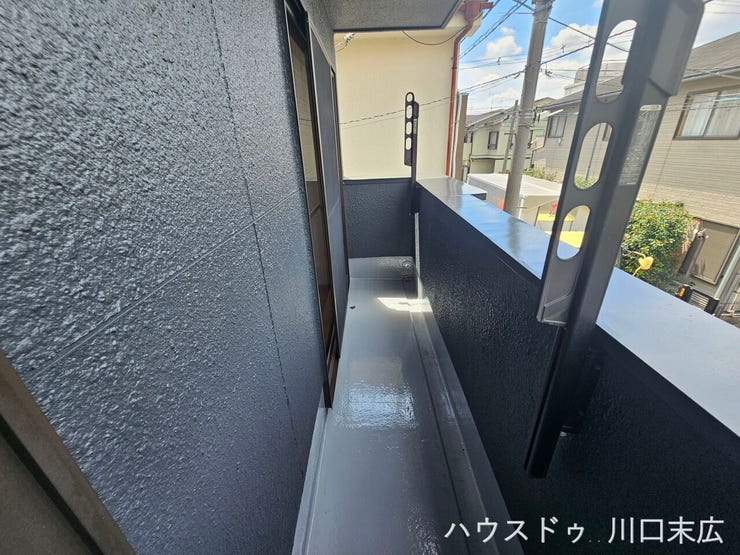 物干し金具が備え付けられた実用的なバルコニースペースです。毎日の洗濯作業をスムーズに行える設計となっており、日々の家事動線をサポートする頼もしい設備です。