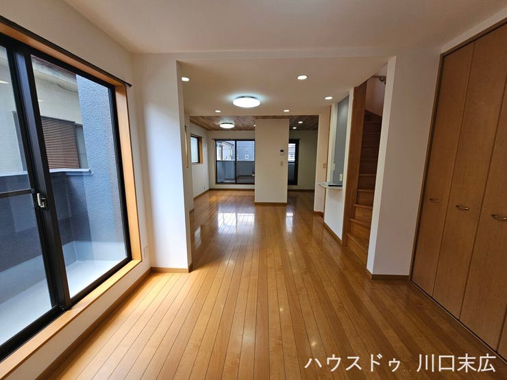 木目調の天井とフローリングが調和する、温かみのある空間です。ご家族が自然と集まりたくなるような、心地よいライフスタイルを演出します。