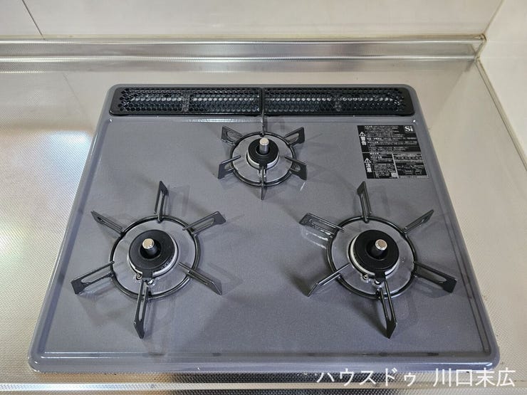 同時に複数の調理を進行できる3口ガスコンロを搭載しています。効率よく家事をこなすことができ、多彩なメニュー作りを楽しめる頼もしい設備です。