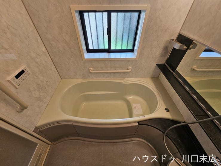 一日の疲れを癒すユニットバスです。立ち座りをサポートする手すりを備えており、あらゆる年代の方が安心してバスタイムを満喫できるユニバーサルな造りです。