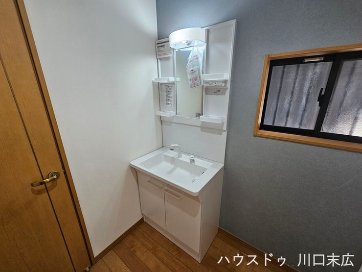 収納棚を備えた実用的な洗面化粧台です。身支度に必要なアイテムをすっきりと整理整頓でき、慌ただしい朝の時間帯も快適に過ごせる機能美が光ります。