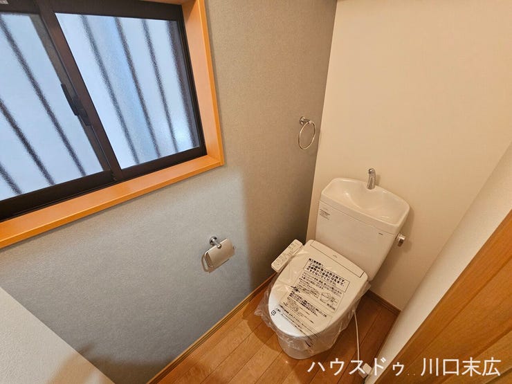 温水洗浄便座を完備した清潔感のあるレストルームです。手洗い付きタンクを採用し、日常の使いやすさと衛生面への配慮が両立したプライベート空間です。