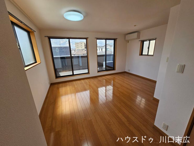 木目の美しさが引き立つフローリング仕上げの居室です。お好みのインテリアを配置しやすく、自分だけの落ち着いたプライベートタイムを描ける空間です。