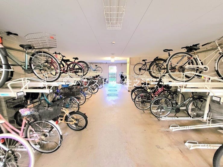 ★屋根付きの駐輪場ですので雨の日も安心。サドルが濡れる事も無いですね!