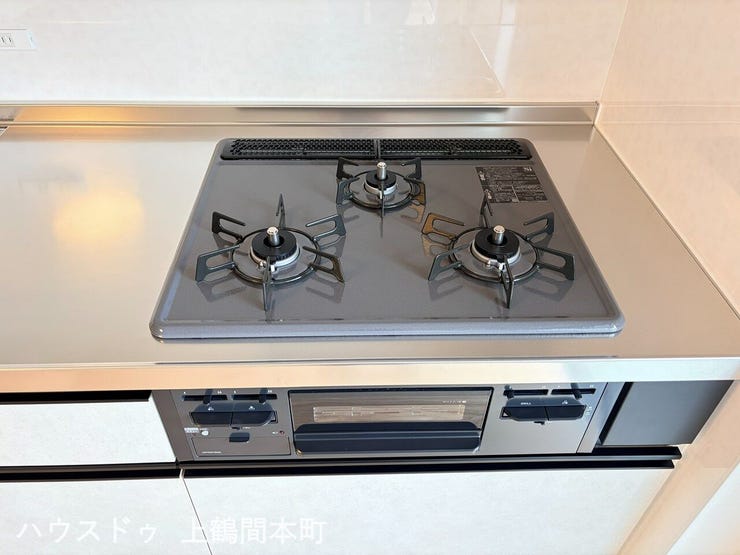 煮る・焼く・炒めるを同時にこなせる、便利な三口コンロを採用