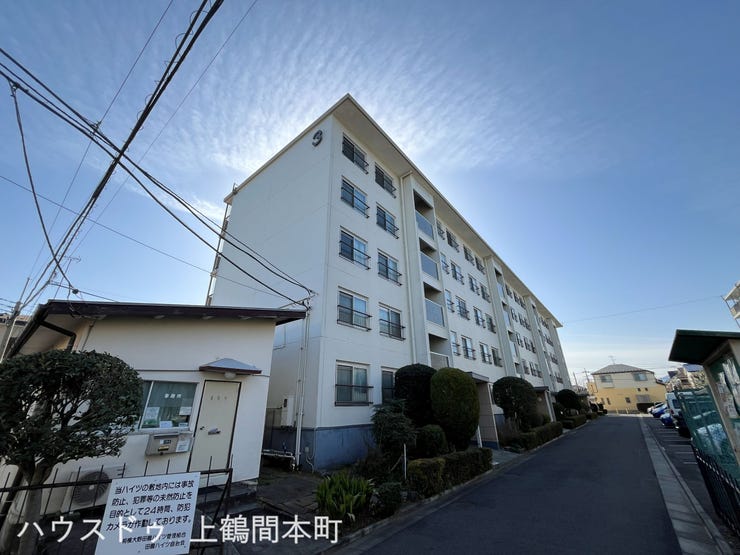 【外観】
落ち着いた街並みに映えるマンション外観