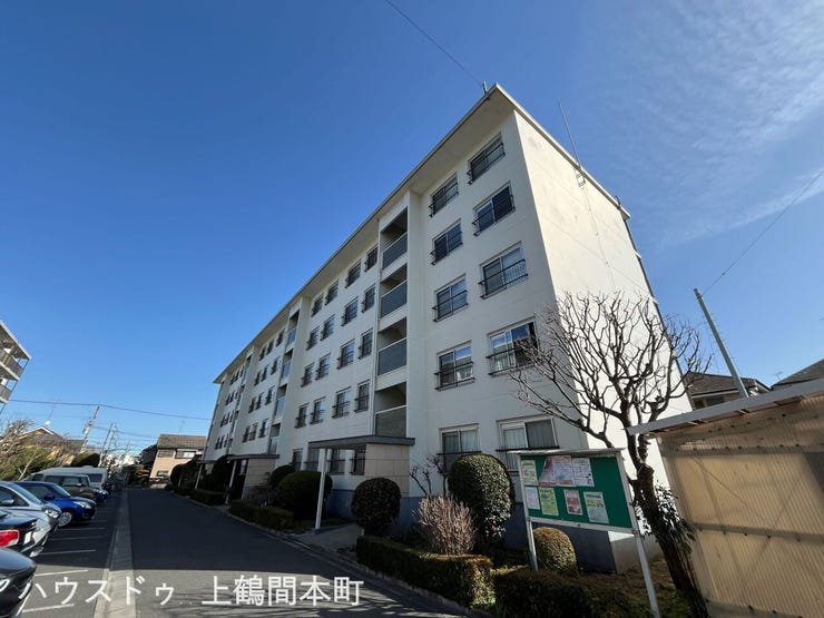 街に調和する、品のあるマンション外観
