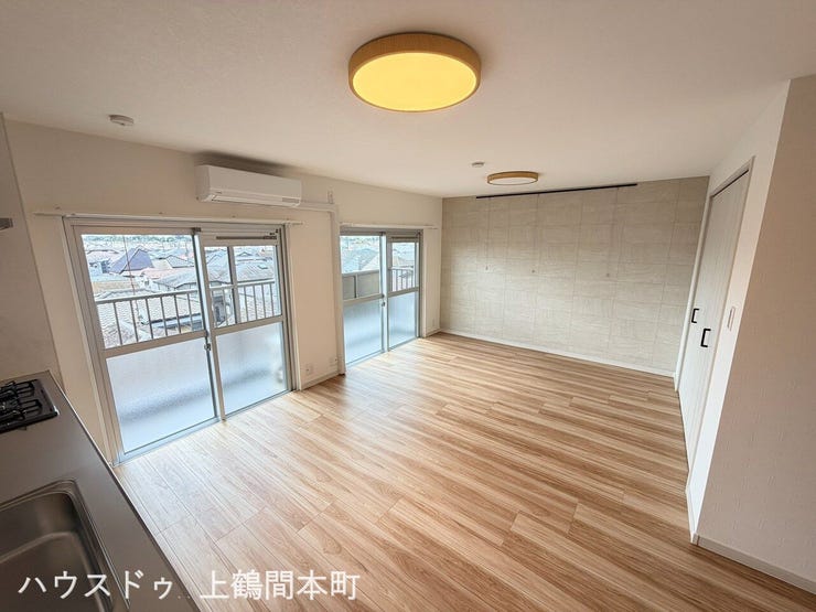 大きな窓からたっぷり光が入る明るい室内