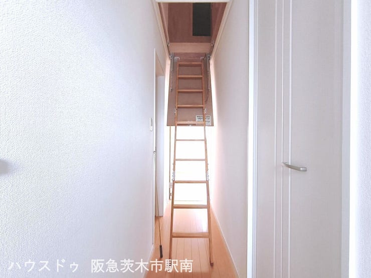 屋根裏収納(2階廊下より)