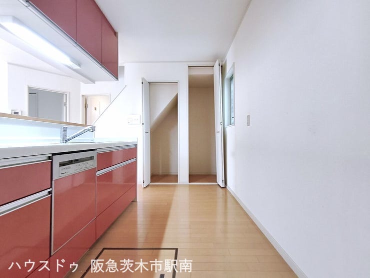 キッチン周りの収納。
階段下の収納と
床下収納もあります。